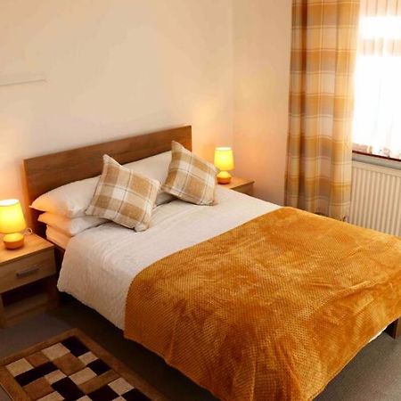Cheerful 2 Bedroom Residential Home - Free Parking Leeds  Kültér fotó