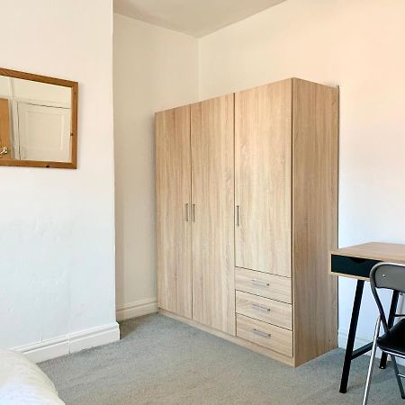 Cheerful 2 Bedroom Residential Home - Free Parking Leeds  Kültér fotó