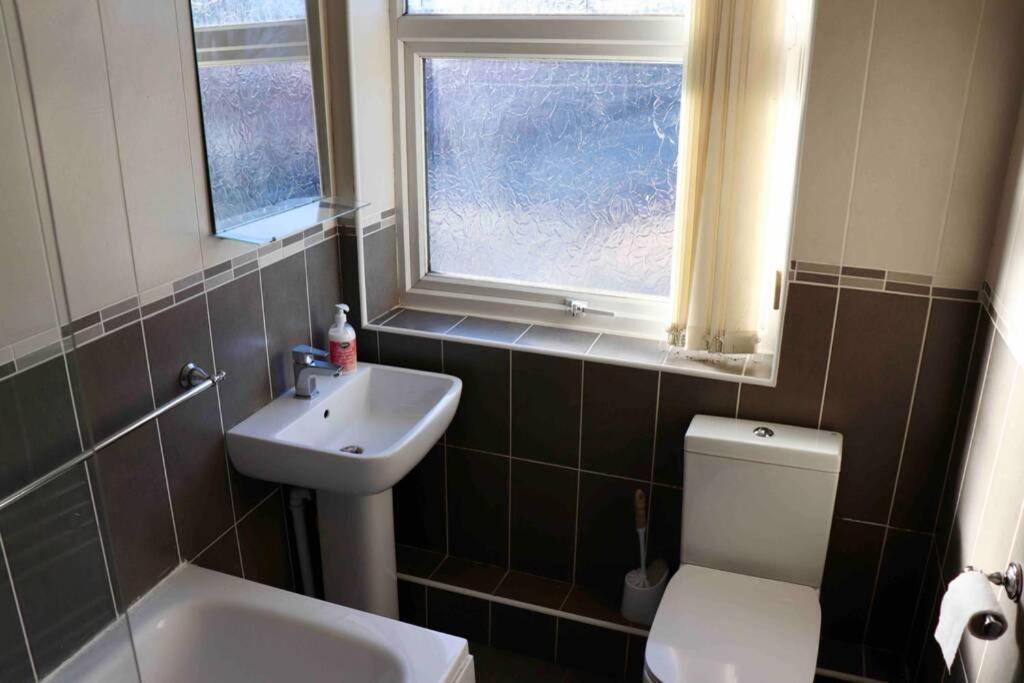 Cheerful 2 Bedroom Residential Home - Free Parking Leeds  Kültér fotó