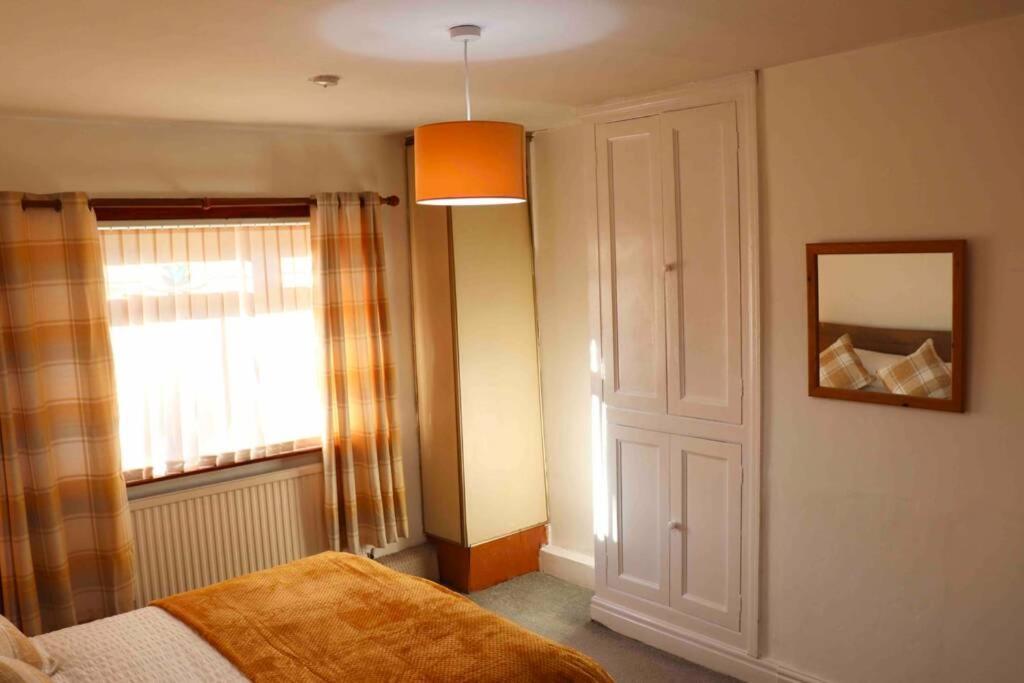 Cheerful 2 Bedroom Residential Home - Free Parking Leeds  Kültér fotó
