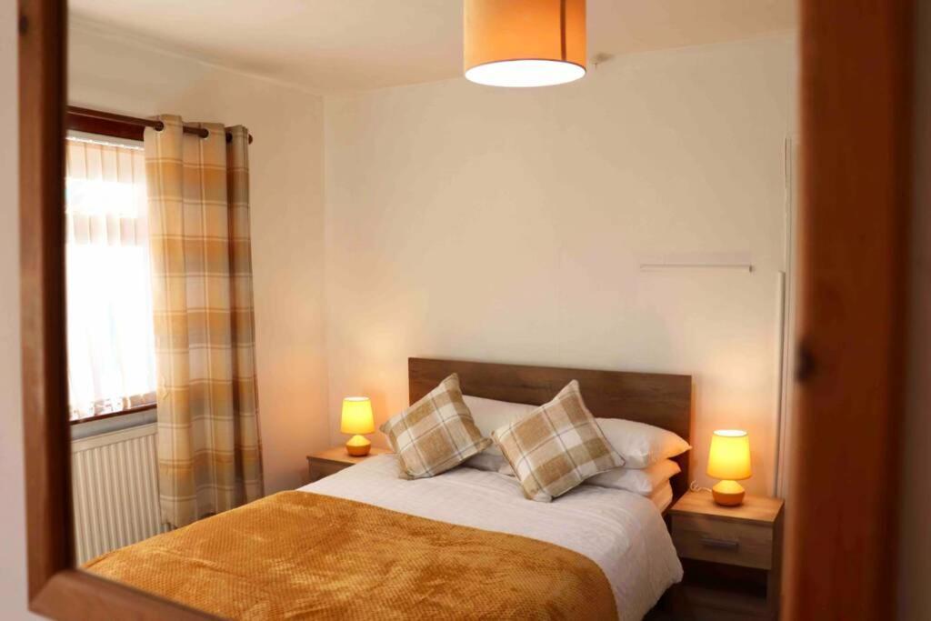 Cheerful 2 Bedroom Residential Home - Free Parking Leeds  Kültér fotó