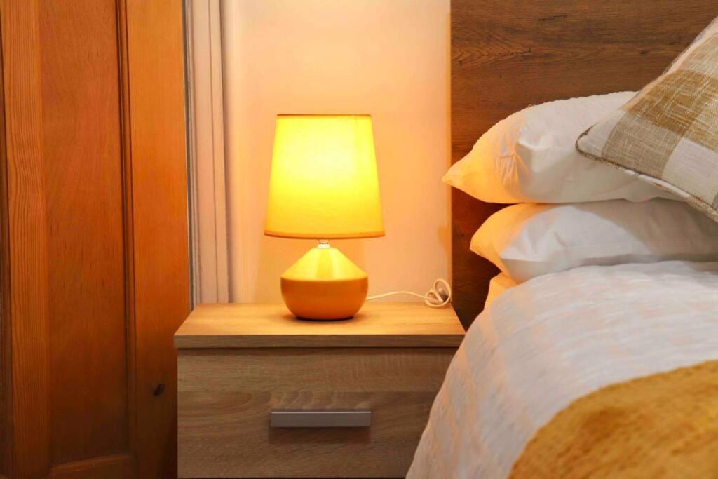 Cheerful 2 Bedroom Residential Home - Free Parking Leeds  Kültér fotó