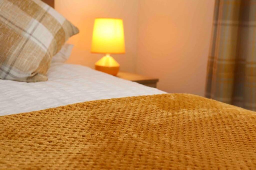 Cheerful 2 Bedroom Residential Home - Free Parking Leeds  Kültér fotó