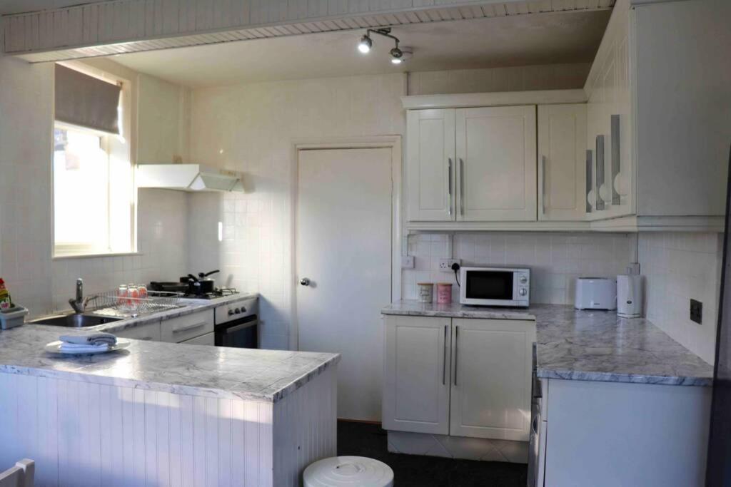 Cheerful 2 Bedroom Residential Home - Free Parking Leeds  Kültér fotó