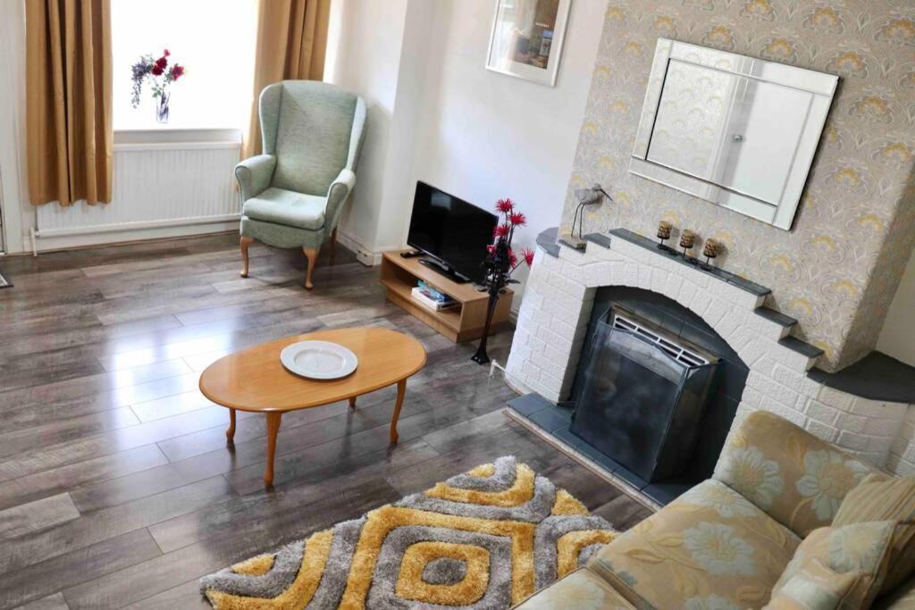 Cheerful 2 Bedroom Residential Home - Free Parking Leeds  Kültér fotó