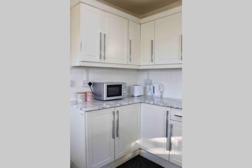 Cheerful 2 Bedroom Residential Home - Free Parking Leeds  Kültér fotó