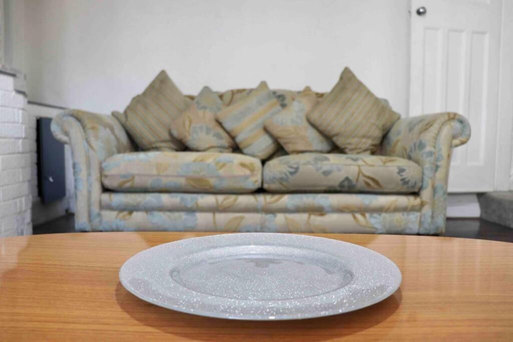 Cheerful 2 Bedroom Residential Home - Free Parking Leeds  Kültér fotó
