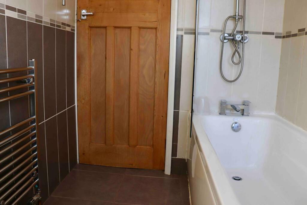 Cheerful 2 Bedroom Residential Home - Free Parking Leeds  Kültér fotó