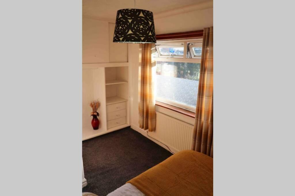 Cheerful 2 Bedroom Residential Home - Free Parking Leeds  Kültér fotó