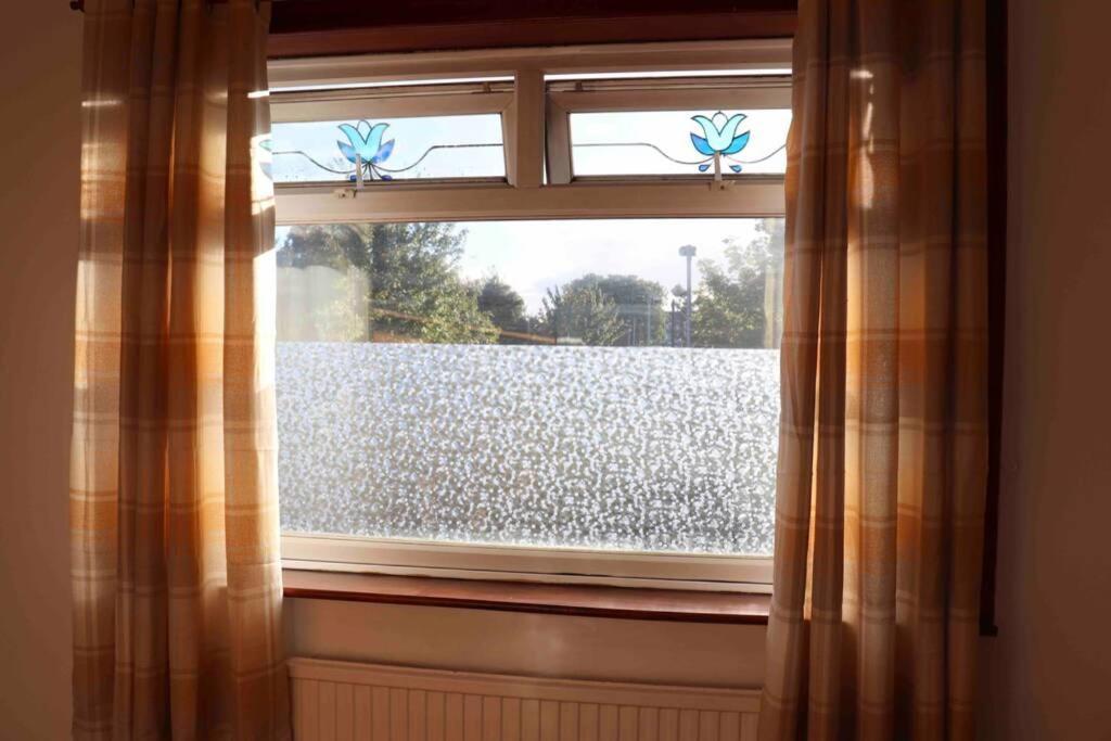 Cheerful 2 Bedroom Residential Home - Free Parking Leeds  Kültér fotó