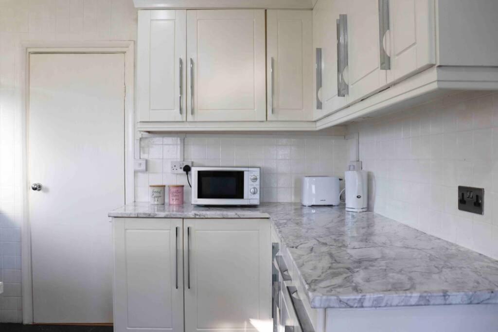 Cheerful 2 Bedroom Residential Home - Free Parking Leeds  Kültér fotó