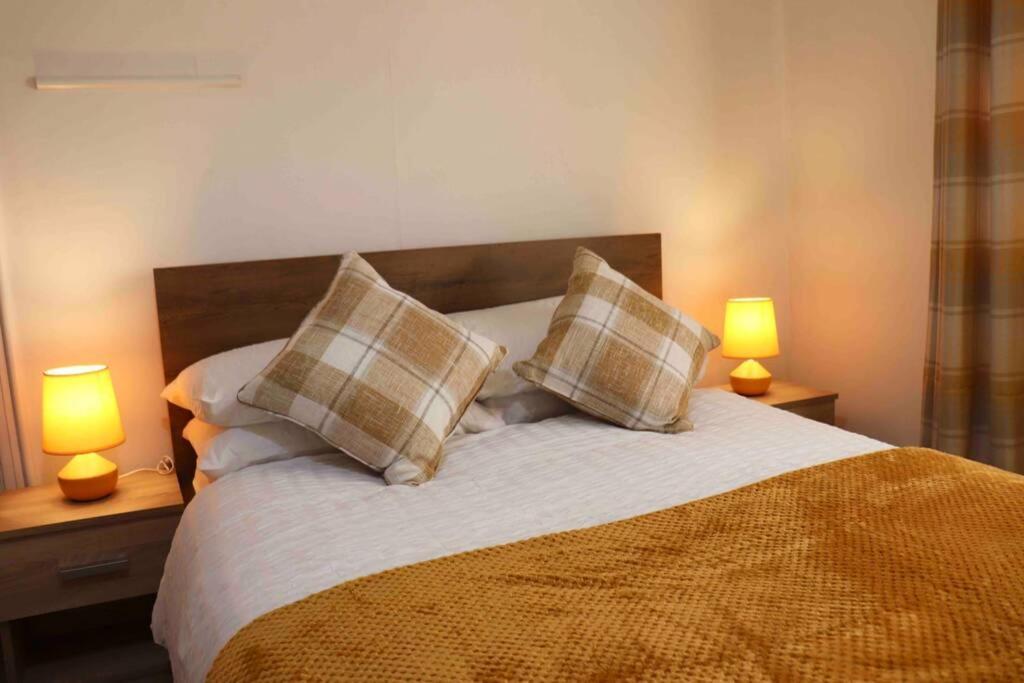 Cheerful 2 Bedroom Residential Home - Free Parking Leeds  Kültér fotó