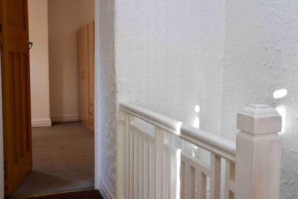 Cheerful 2 Bedroom Residential Home - Free Parking Leeds  Kültér fotó