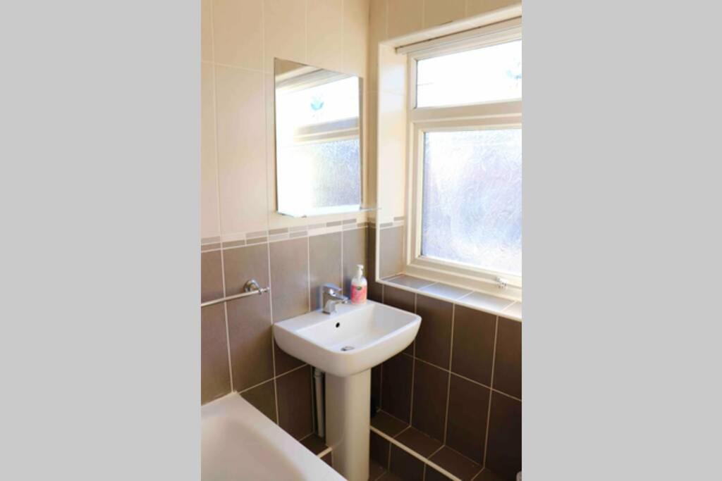 Cheerful 2 Bedroom Residential Home - Free Parking Leeds  Kültér fotó