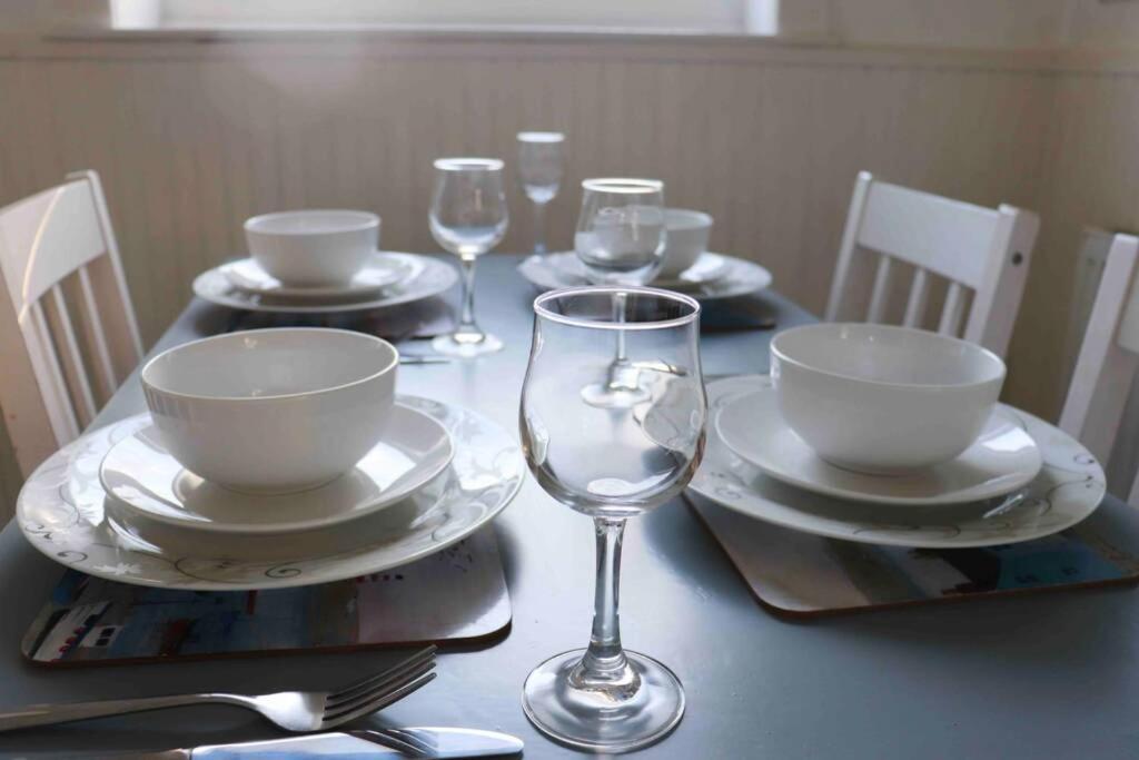 Cheerful 2 Bedroom Residential Home - Free Parking Leeds  Kültér fotó