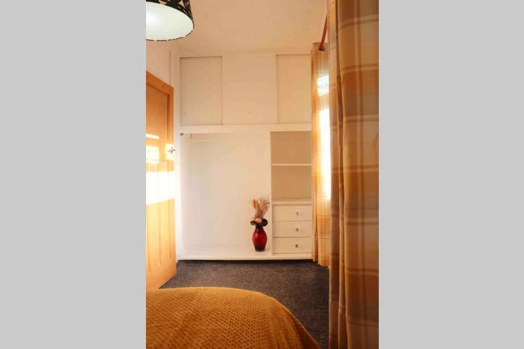 Cheerful 2 Bedroom Residential Home - Free Parking Leeds  Kültér fotó