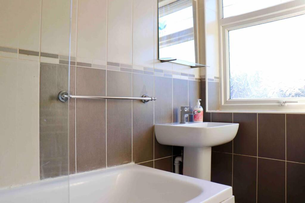 Cheerful 2 Bedroom Residential Home - Free Parking Leeds  Kültér fotó