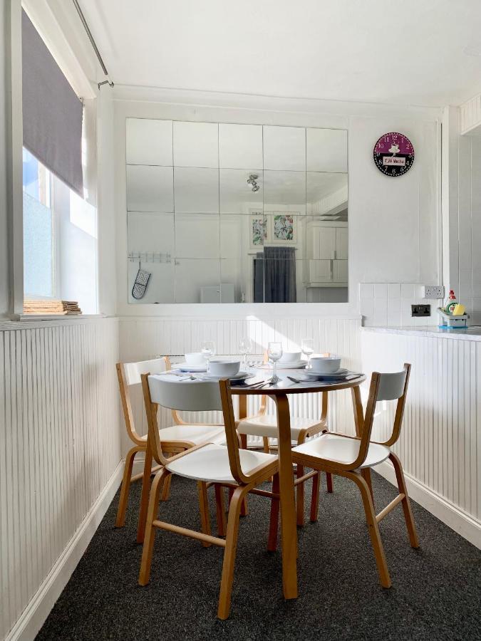 Cheerful 2 Bedroom Residential Home - Free Parking Leeds  Kültér fotó