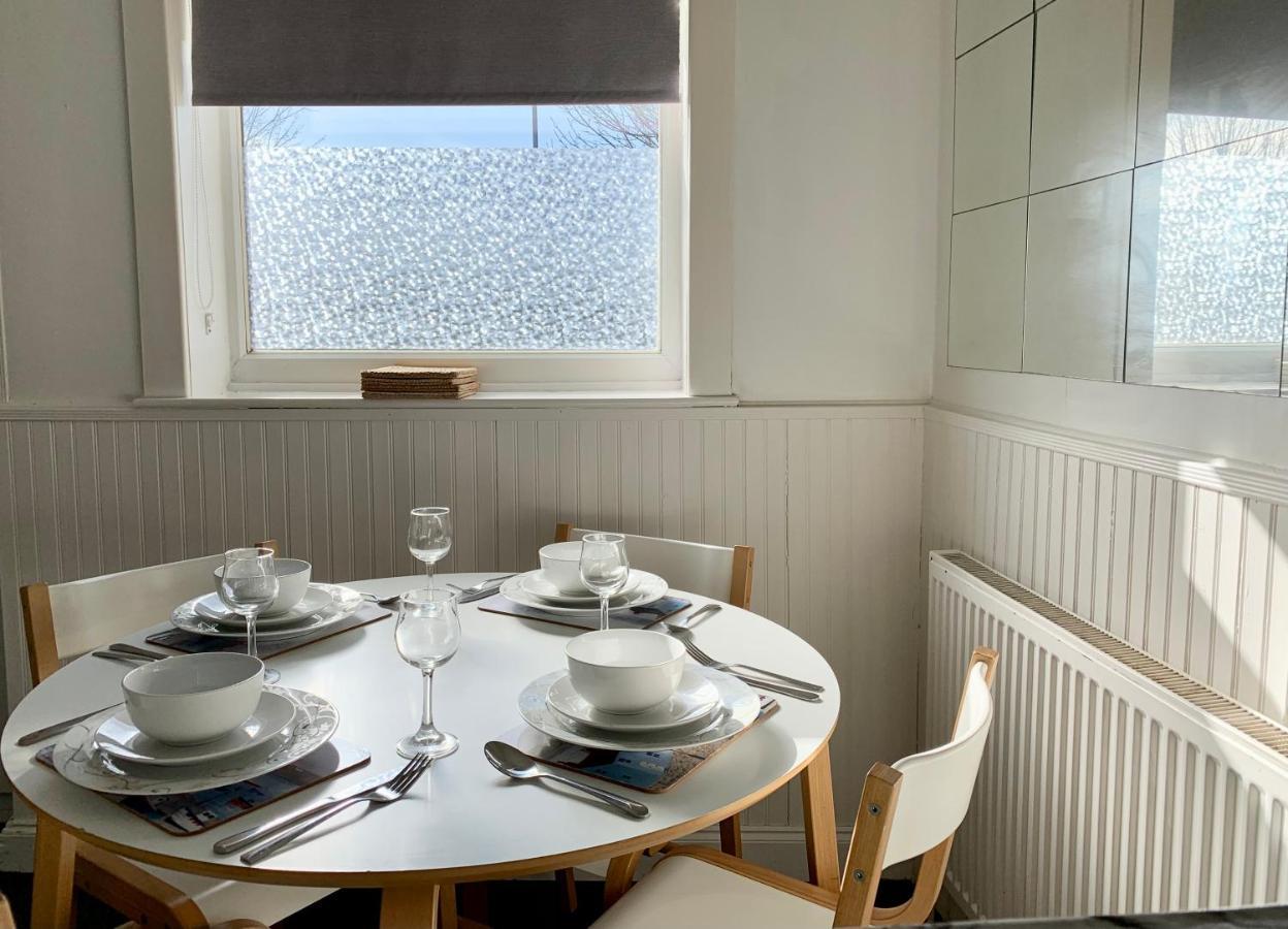 Cheerful 2 Bedroom Residential Home - Free Parking Leeds  Kültér fotó