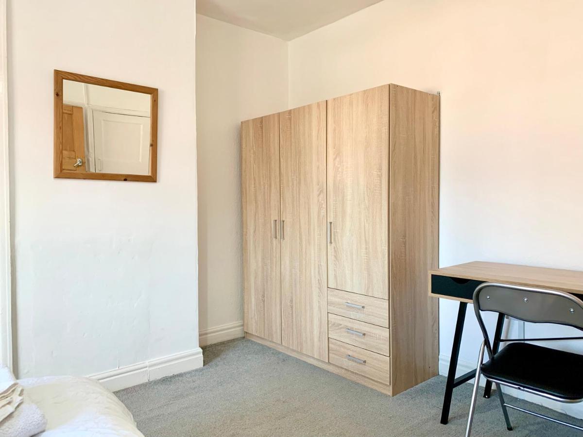 Cheerful 2 Bedroom Residential Home - Free Parking Leeds  Kültér fotó