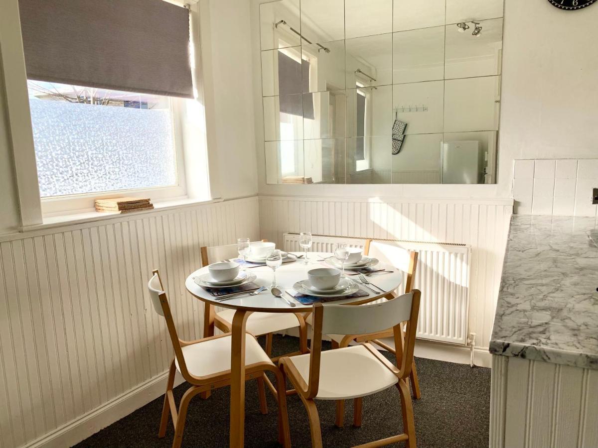 Cheerful 2 Bedroom Residential Home - Free Parking Leeds  Kültér fotó